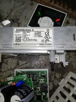 Czy wybuch kondensatora w falowniku LS SV008iG5A-4 to przyczyna awarii?
