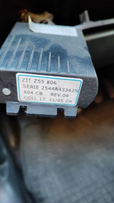 Zbliżenie na moduł alarmu ZIT Z55 806 z etykietą, leżący w schowku.