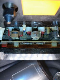 Głowice Magnetofonu UNITRA M3016 Zbliżenie na głowice magnetofonu UNITRA M3016 w obudowie urządzenia.