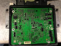 Jak zdjąć PCB ze sterownika Volvo 30785146 z szarym klejem?