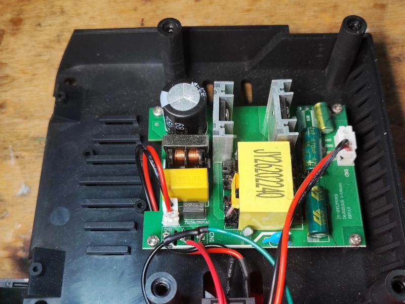 Wnętrze stacji lutowniczej Yato YT-82462 z widocznym zasilaczem impulsowym i komponentami elektronicznymi