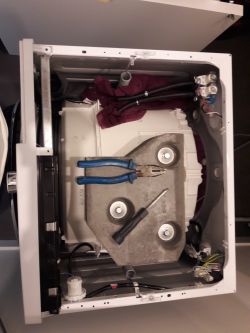 Beko WMY81243PLPTLMB1 - The washing machine pours water through the drawer / tra