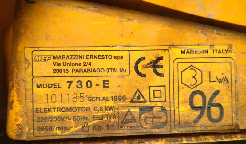 Tabliczka znamionowa włoskiej kosiarki elektrycznej Marazzini Ernesto model 730-E z danymi technicznymi.