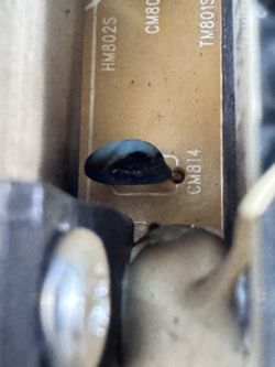 Uszkodzony kondensator CM814 na płytce zasilacza kina domowego Spalony kondensator oznaczony jako CM814 na płytce zasilacza