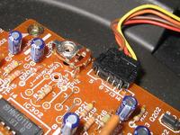 W jaki sposób wymienić przewód w złączu tego typu?