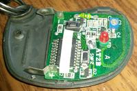 Audi 80 - Pilot centralnego zamka samoczynnie otwiera i zamyka drzwi