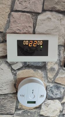 Cyfrowy termometr i czujnik na kamiennej ścianie
