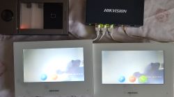 Hikvision DS-KV8213 + 2x DS-KH6320 - jak przypisać przyciski do monitorów?