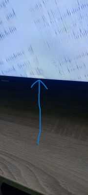 Plama na ekranie telewizora LCD Samsung po naprawie gwarancyjnej Biała plama na dole ekranu telewizora LCD Samsung, wskazana niebieską strzałką