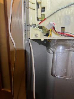 Wnętrze mechanizmu z kablami i przewodami w żelowej otulinie.