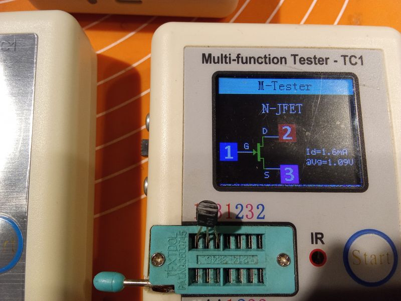 Tester wielofunkcyjny TC 1 z wykrywanym tranzystorem N-JFET na ekranie.