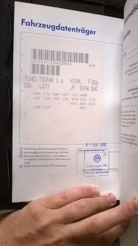 Gdzie znaleźć kod do radia RCD300 w VW Touran 2003, mając wszystkie dokumenty?