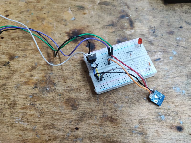 Prototyp-Schaltung auf Steckplatine Prototyp-Schaltung auf einer Steckplatine mit Kabeln und einem elektronischen Modul.