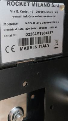 Tabliczka znamionowa ekspresu Rocket Mozzafiato Cronometro V z danymi technicznymi
