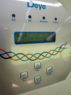 Wyświetlacz falownika Deye z odczytem napięć dwóch stringów PV: 463,0V i 459,4V.