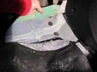 Jak usunąć tłustą wilgoć z podłogi samochodu?