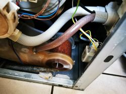 Błędy F6 E4 w zmywarce Whirlpool ADG 6240 FD po niedrożnym odpływie - jak naprawić?