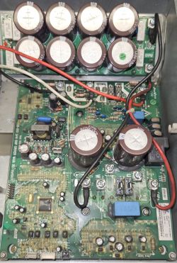 Płyta falownika z elektroniką i kondensatorami.
