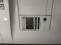 Panel sterowania kotła Vaillant z wyświetlonym błędem F.22 na ekranie LCD