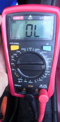 Miernik Uni-T UT33D+ z wyświetlaczem pokazującym 