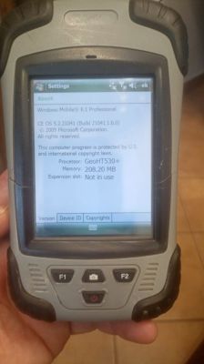 Urządzenie z systemem Windows Mobile 6.1 Professional na ekranie.