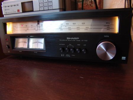 Tuner Sharp ST-1122H - Czy model ten nie ma fabrycznego oświetlenia skali?