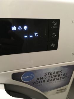 Whirlpool FreshCare+ FWG81284W - błąd F8 podczas wypuszczania i pobierania wody