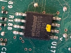 Zbliżenie na komponent elektroniczny na zielonej płytce drukowanej (PCB), z oznaczeniem Winbond 250106VS1G 716.