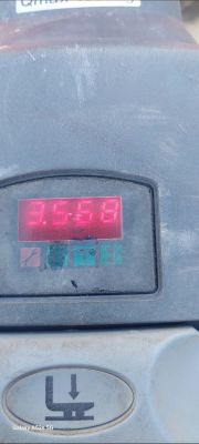Wyświetlacz z liczbą 3558 oraz symbolami narzędzia i klepsydry