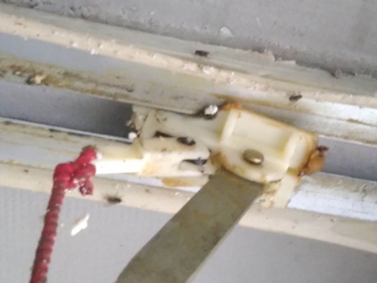 [Rozwiązano] Napęd Guardian garage door opener 21230l ułamany element