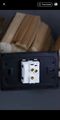 Tył gniazda elektrycznego: biały moduł z trzema zaciskami na czarnej ramce