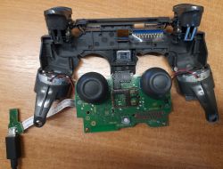 PS4/Dualshock 4 V2 - Ciągłe włączanie przycisku L2: przyczyny i potencjalne rozwiązania