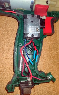 Wnętrze elektronarzędzia z widocznymi podzespołami i okablowaniem.