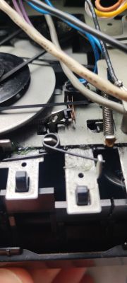 Widok wnętrza urządzenia z przewodami i elementami mechanizmu magnetofonu