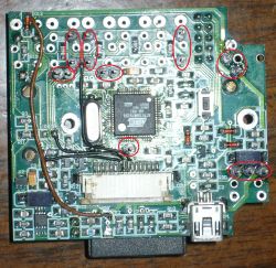 Zmodyfikowana płytka PCB z mikrokontrolerem AT91SAM7S256 i zaznaczonymi punktami lutowniczymi