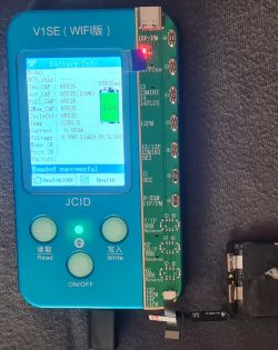 Programator JCID V1SE z podłączoną baterią i ekranem z danymi BMS