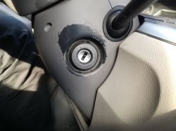 Audi A4 B7 kokpit zdarta farba - Zdarta farba na stacyjce i w tunelu środkowym