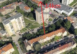 Widok z lotu ptaka budynków mieszkalnych z zaznaczonym kierunkiem 14 km do nadajnika