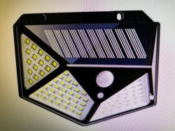 Dlaczego lampka solarna Solar Interaction Wall Lamp SH-100 słabiej świeci?