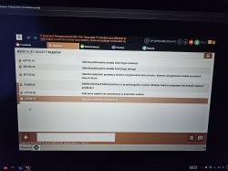 Zrzut ekranu z komputera pokładowego samochodu pokazujący listę błędów związanych z oświetleniem.