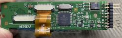 Płytka drukowana z wyświetlaczem LCD NETGEAR i mikrokontrolerem Microchip.
