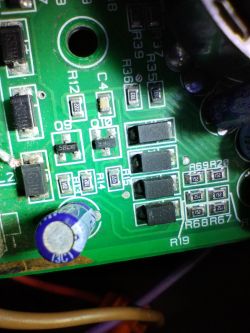 Zbliżenie na płytę elektroniczną z widocznymi tranzystorami i innymi komponentami.