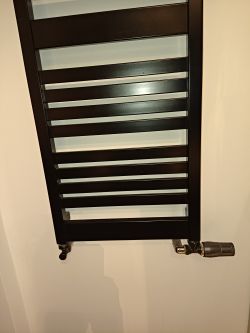 Wspawany grzejnik do pionu prawie nie grzeje.