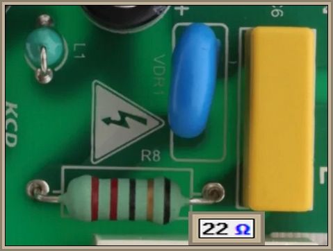 Zbliżenie płytki PCB z elementami elektronicznymi, w tym rezystorem 22 Ω