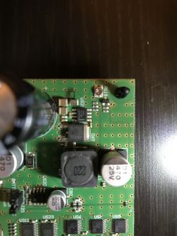 Satel Integra 32: Identyfikacja spalonego elementu na płycie po podłączeniu 230V AC