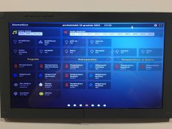 Screen with Domoticz interface displaying temperature, humidity, and device status in the home.