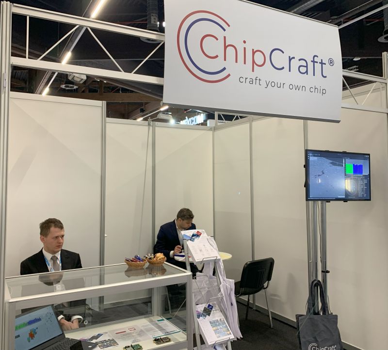 Stoisko ChipCraft na targach Embedded World 2024 z dwoma przedstawicielami i laptopem z materiałami promocyjnymi.