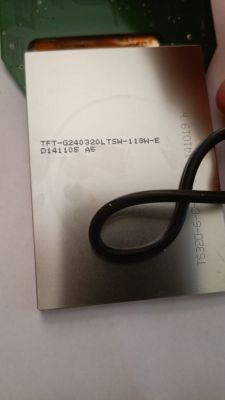 Wnętrze urządzenia z wyświetlaczem TFT-G240320LTSW-118W-E i widocznym kablem.