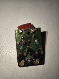 Widok dolnej strony płytki drukowanej części elektronicznej.