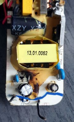 Płytka drukowana ładowarki akumulatora z widocznymi komponentami elektronicznymi